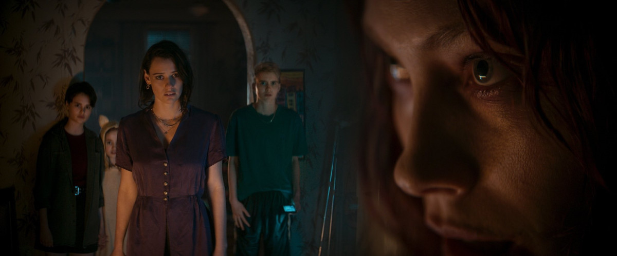 Evil Dead Rise Evil Dead Rise -elokuvan päähenkilöt samassa kohtauksessa