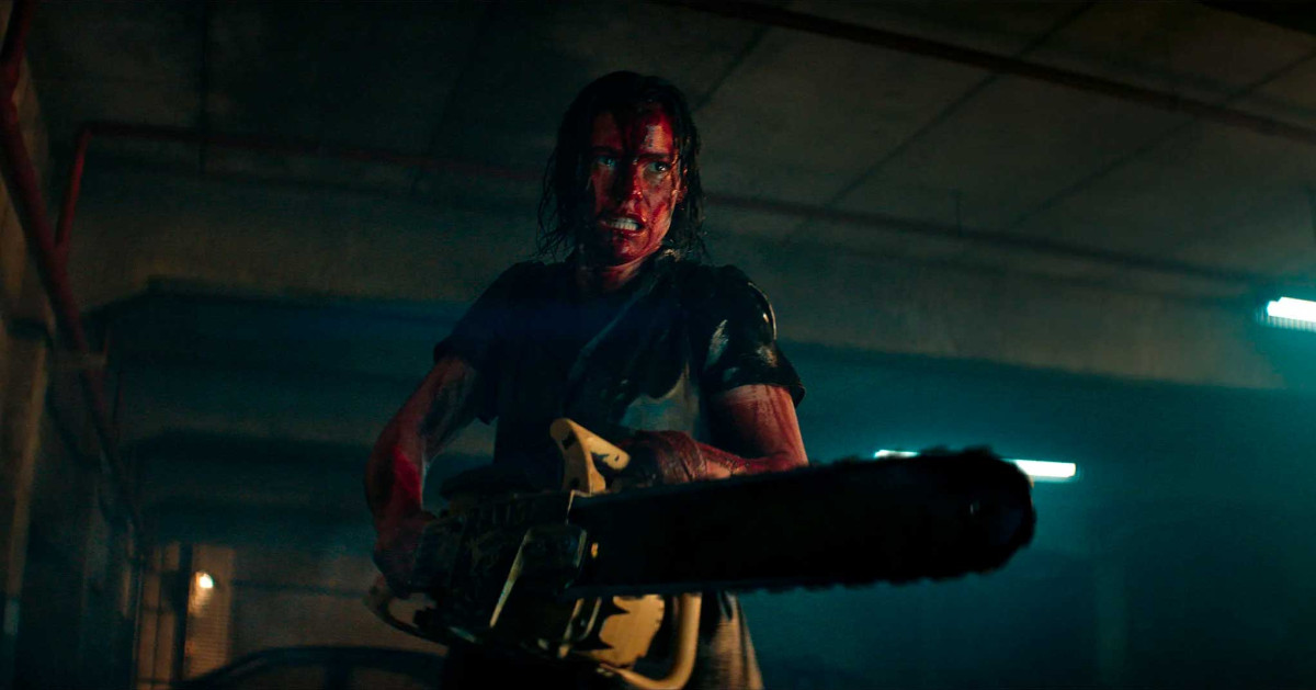 Evil Dead Rise Evil Dead Risen näyttelijä verisenä moottorisaha kädessä