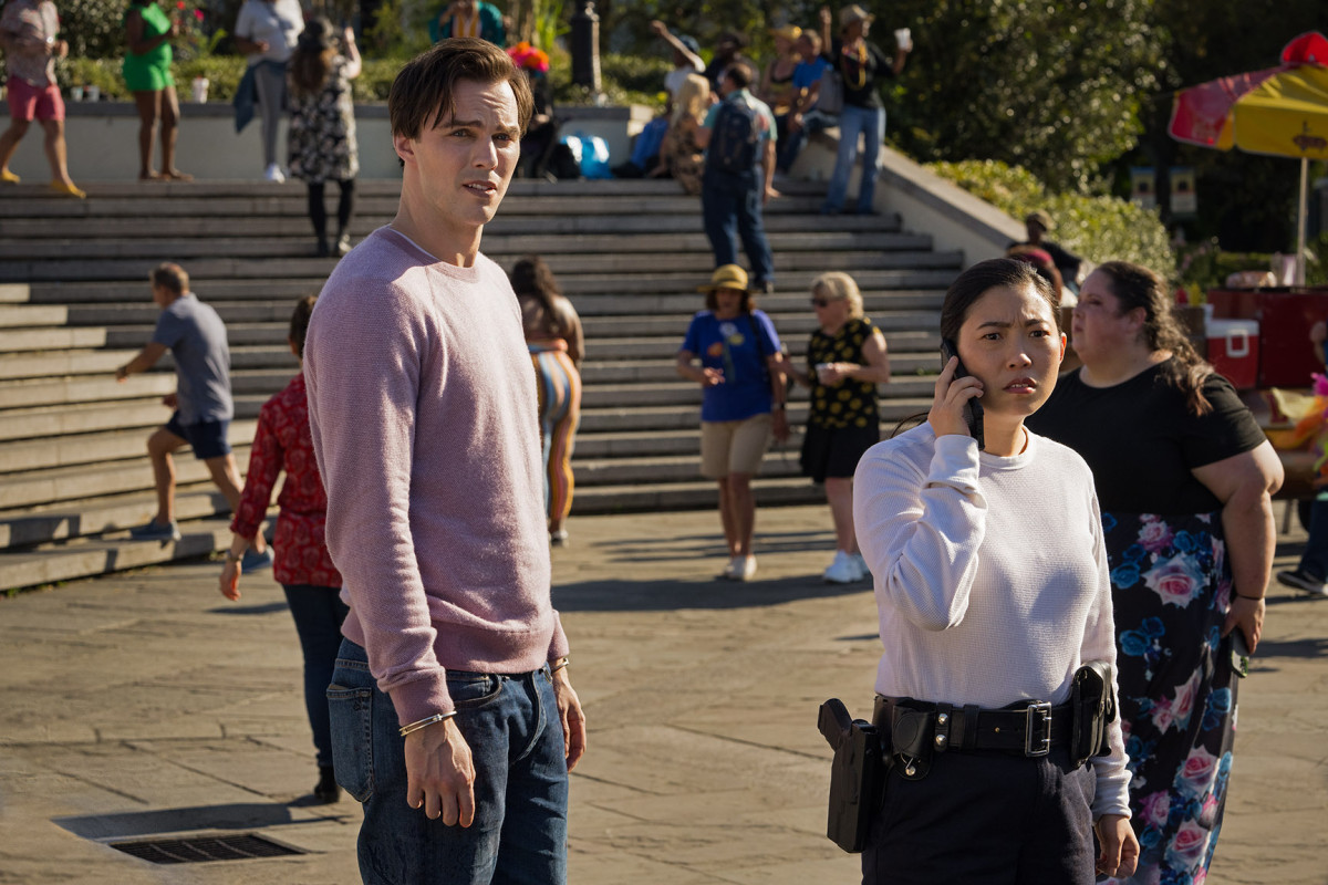 Renfield Renfield-elokuvan päähenkilöt Nicholas Hoult ja Awkwafina katsovat jotakin