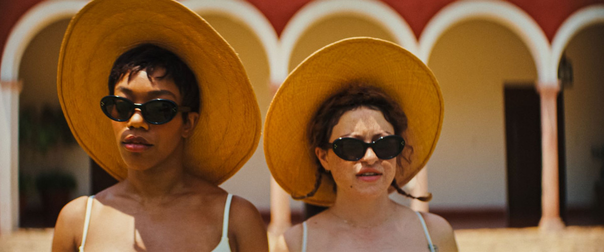Blink Twice (© Warner Bros. Entertainment Inc.) Naomi Ackie ja Alia Shawkat elokuvassa Blink Twice (© Warner Bros. Entertainment Inc.)