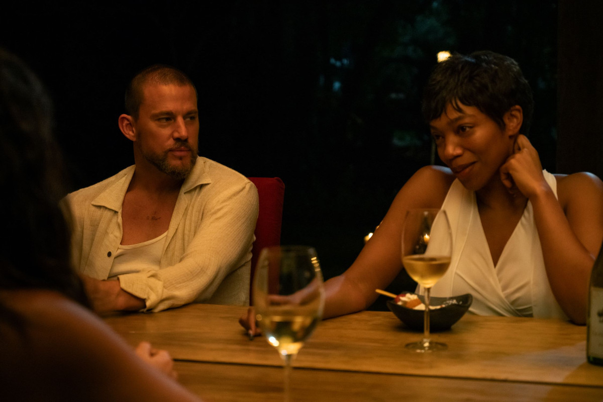 Blink Twice (© Warner Bros. Entertainment Inc.) Channing Tatum ja Naomi Ackie elokuvassa Blink Twice (© Warner Bros. Entertainment Inc.)