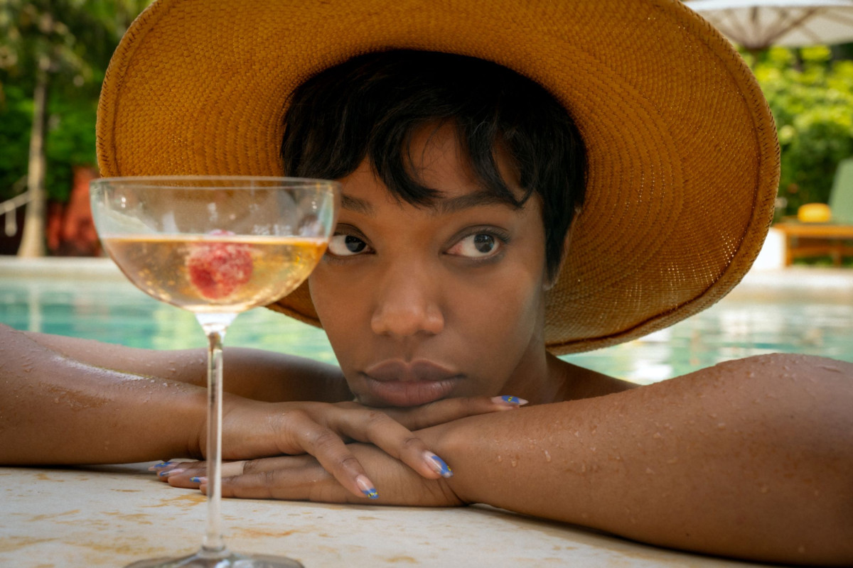 Blink Twice (© Warner Bros. Entertainment Inc.) Naomi Ackie katsoo uima-altaassa kameran ohi elokuvassa Blink Twice (© Warner Bros. Entertainment Inc.)