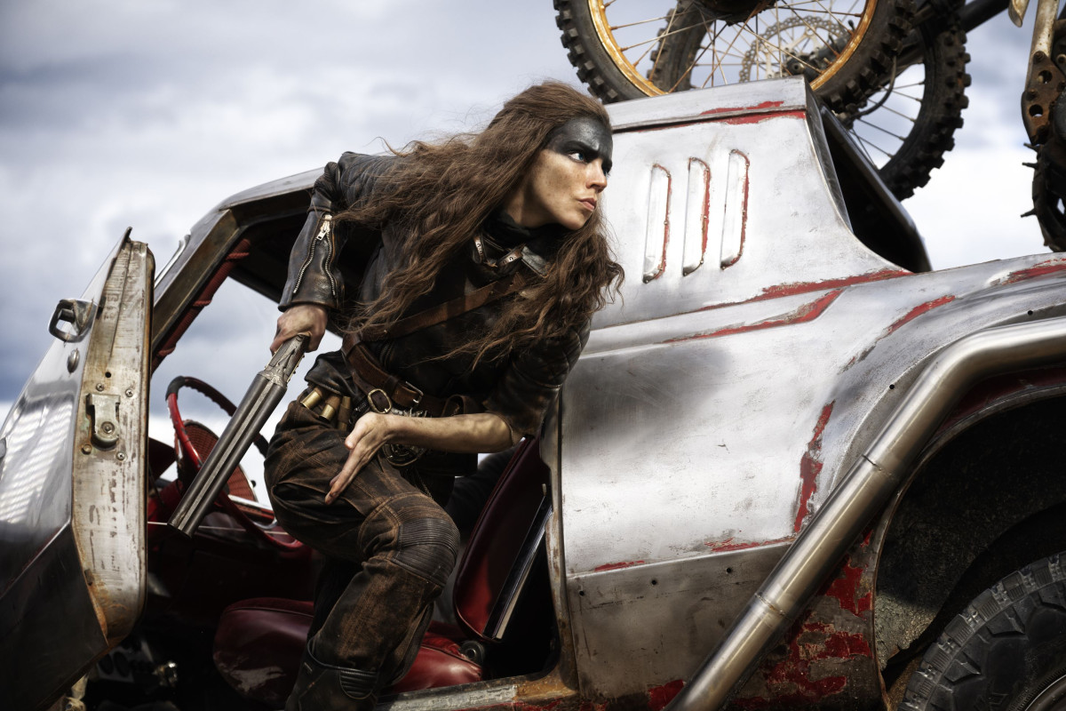 Furiosa: A Mad Max Saga (© Warner Bros. Entertainment) Kuvakaappaus Furiosa: A Mad Max Saga -elokuvan päähenkilöstä autossa (© Warner Bros. Entertainment)