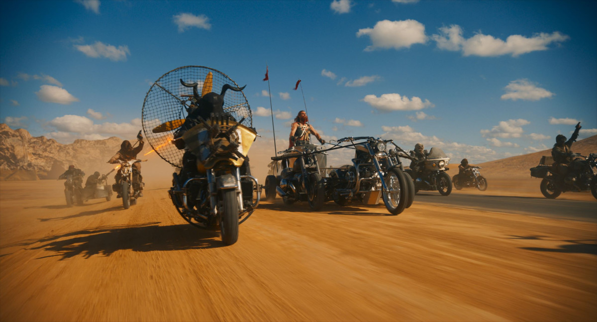 Furiosa: A Mad Max Saga (© Warner Bros. Entertainment) Ajoneuvot ajavat aavikolla Furiosa: A Mad Max Saga -elokuvassa (© Warner Bros. Entertainment)