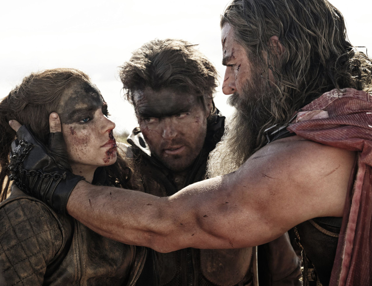 Furiosa: A Mad Max Saga (© Warner Bros. Entertainment) Furiosa: A Mad Max Saga -elokuvan päähenkilöt yhdessä kuvassa (© Warner Bros. Entertainment)