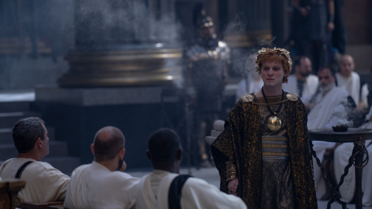 Gladiator II -elokuvan ilkeä keisari seisoo senaatissa (© Paramount Pictures)