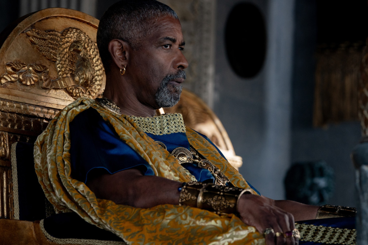 Denzel Washington istuu valtaistuimella Gladiator II -elokuvassa (© Paramount Pictures)