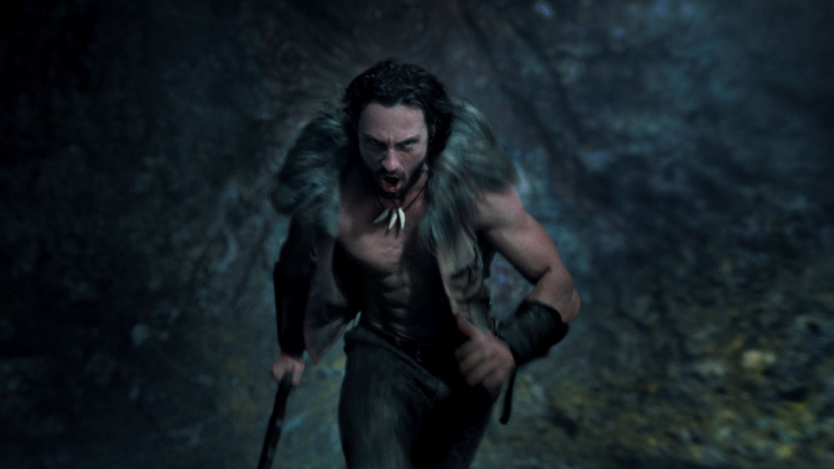 Kraven the Hunter -elokuvan päähenkilö Aaron Taylor-Johnson juoksee kohti kameraa (© CTMG)