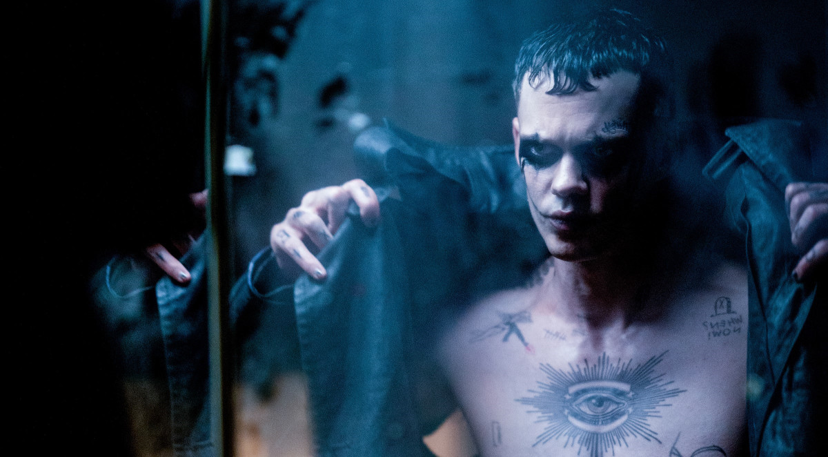 Bill Skarsgårdin esittämä päähenkilö katsoo itseään peilistä The Crow -elokuvassa (© 20th Lionsgate)