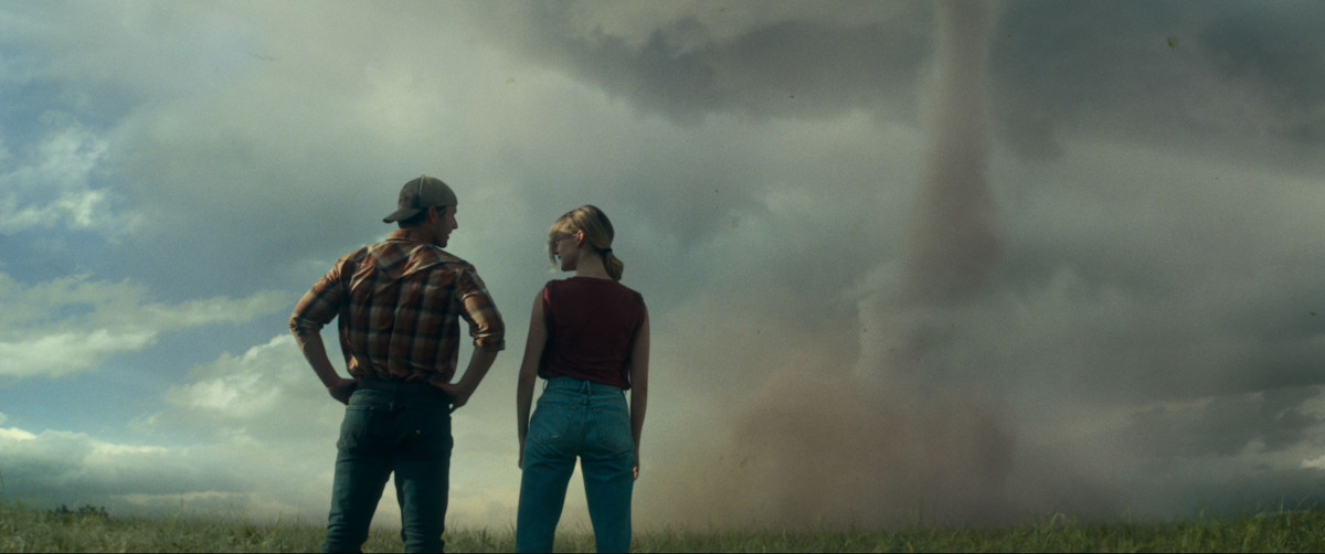 Twisters (© Warner Bros. Entertainment) Twisters-elokuvan päähenkilöt katsovat pyörremyrskyä (© Warner Bros. Entertainment)