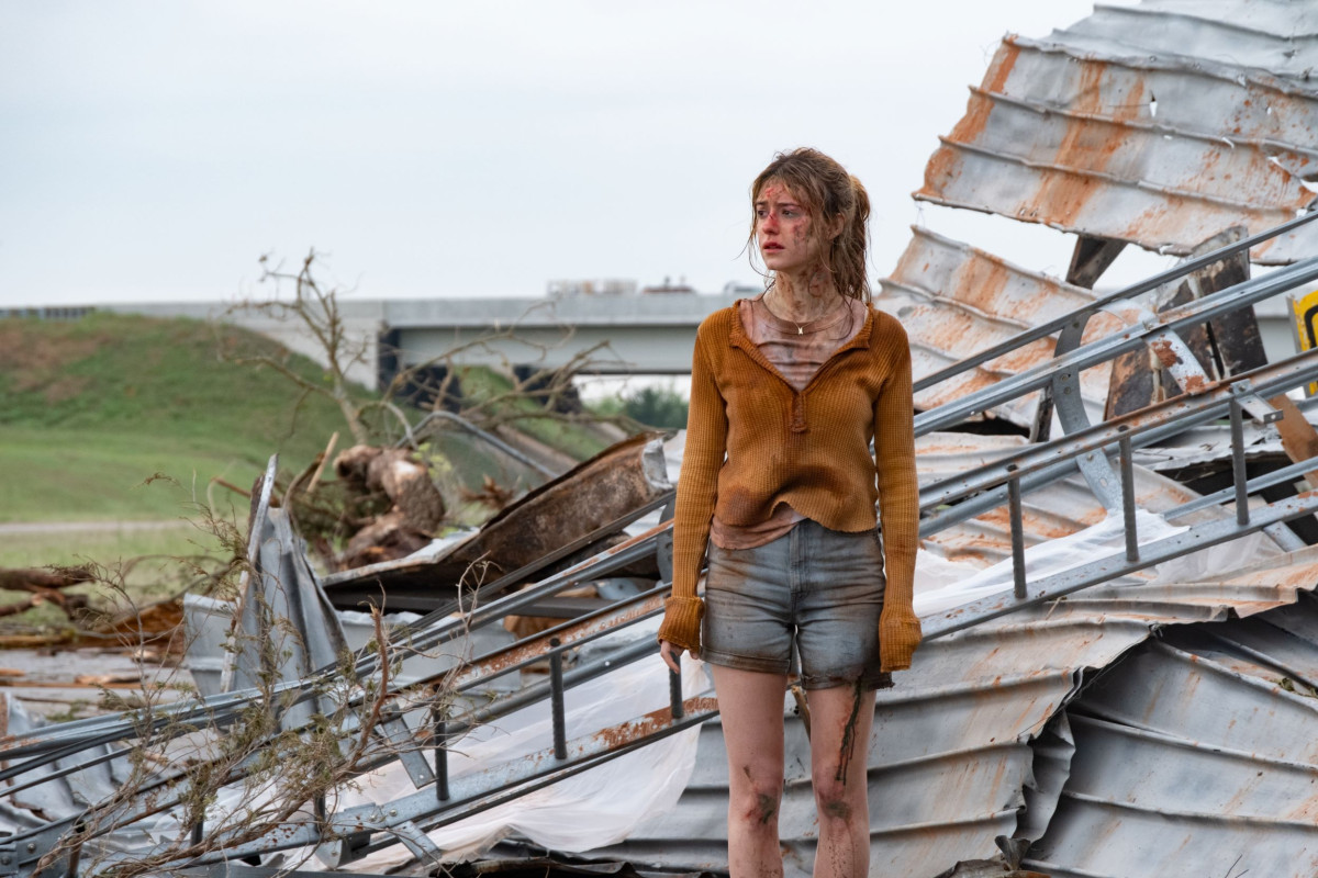 Twisters (© Warner Bros. Entertainment) Twisters-elokuvan päähenkilö esittävä Daisy Edgar-Jones tuhoutuneen talon edessä (© Warner Bros. Entertainment)