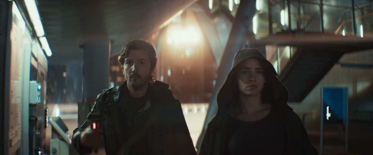 Andor-sarjan päähenkilöt kävelevät kohti kameraa yöllä (© Lucasfilm Ltd)