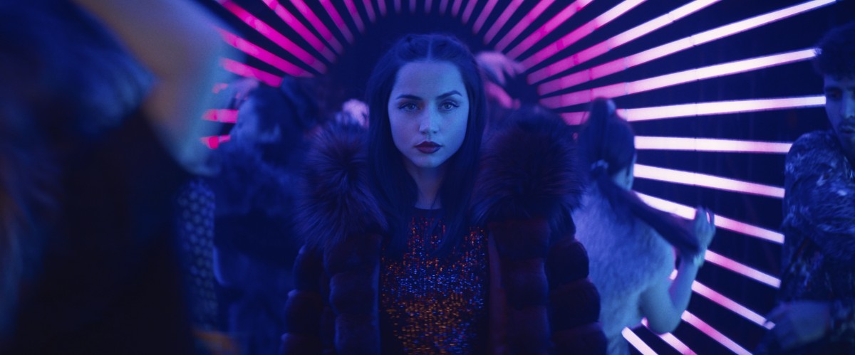 Ana de Armas kävelee yöklubiin elokuvassa Ballerina ( © Lionsgate)