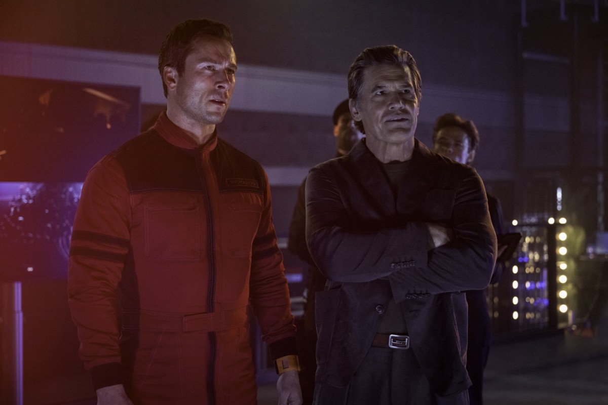 Glen Powell ja Josh Brolin seisovat vierekkäin The Running Man -elokuvassa ( © Paramount Pictures)