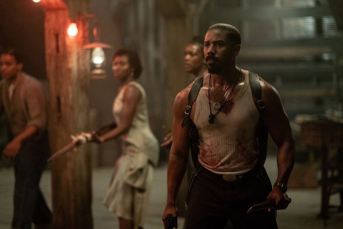 Sinners (© Warner Bros. Entertainment) Sinners-elokuvan henkilöt seisovat hädissään ladossa (© Warner Bros. Entertainment)