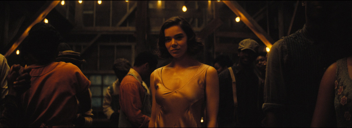 Sinners (© Warner Bros. Entertainment) Hailee Steinfeld seisoo mekossa ladon sisällä Sinners-elokuvassa (© Warner Bros. Entertainment)