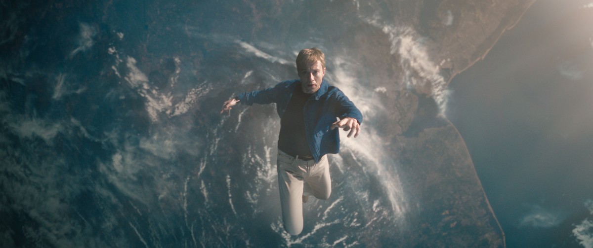 Johnny Storm leijuu avaruudessa The Fantastic Four: First Steps -elokuvassa ( © 20th Century Studios)