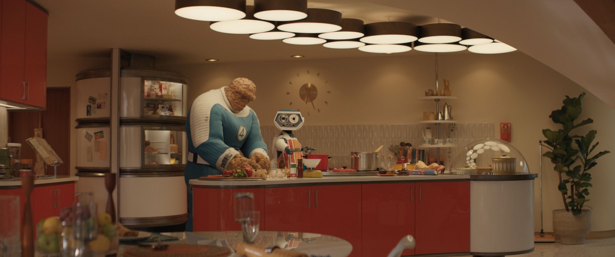 Ben Grimm kokkaa keittiössä The Fantastic Four: First Steps -elokuvassa ( © 20th Century Studios)