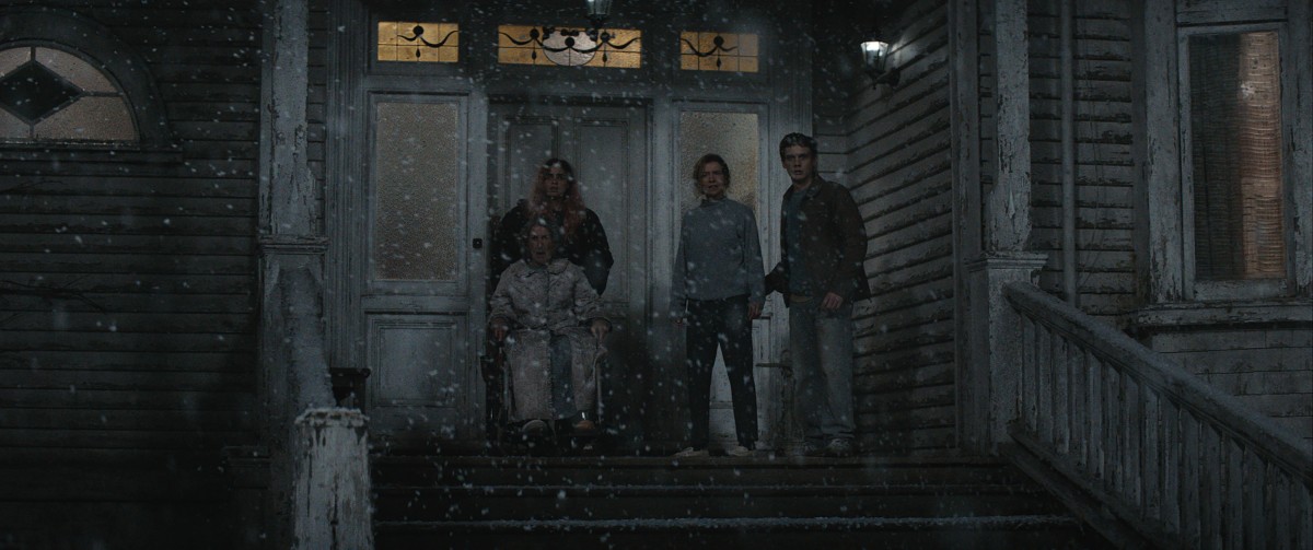 Evil Dead Burn -elokuvan päähenkilöt seisovat huvilan kuistilla (@ Warner Bros. Entertainment)