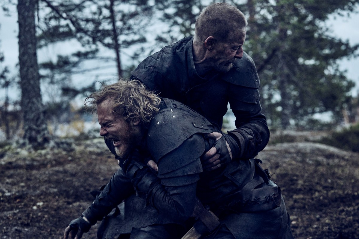 Kalevala: Kullervon tarina (© Marek Sabogal) Elias Salonen ja Eero Aho pitävät toisistaan kiinni metsässä elokuvassa Kalevala: Kullervon tarina (© Marek Sabogal)