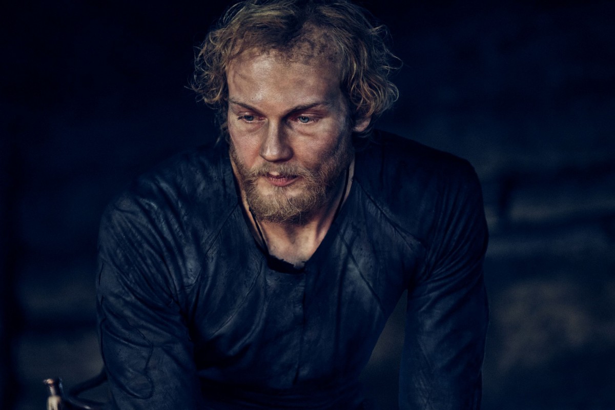 Kalevala: Kullervon tarina (© Marek Sabogal) Elias Salonen katsoo pimeyteen elokuvassa Kalevala: Kullervon tarina (© Marek Sabogal)