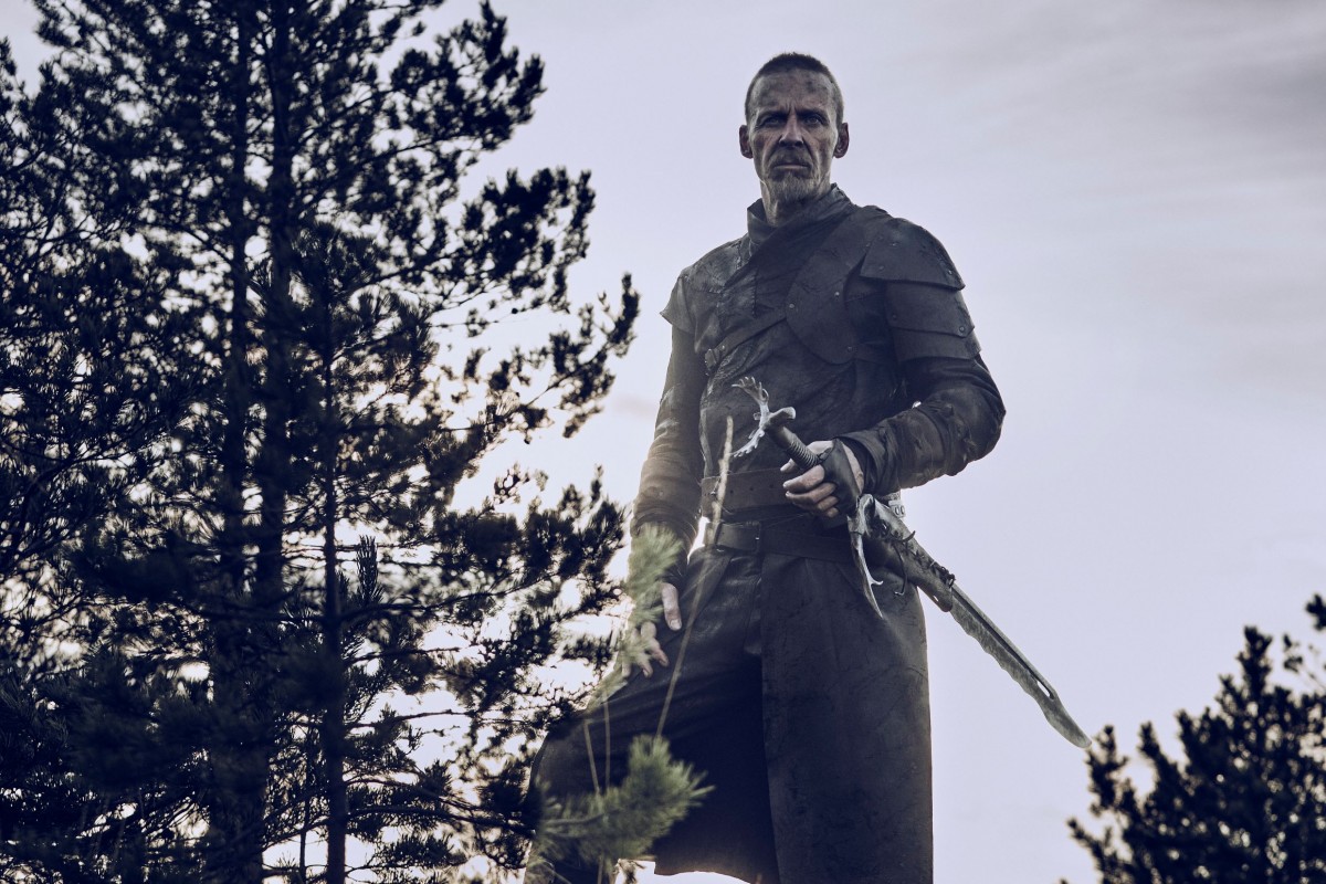 Kalevala: Kullervon tarina (© Marek Sabogal) Eero Aho seisoo metsässä miekka kädessä elokuvassa Kalevala: Kullervon tarina (© Marek Sabogal)