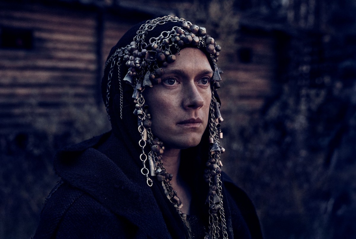 Kalevala: Kullervon tarina (© Marek Sabogal) Krista Kosonen katsoo eteenpäin elokuvassa Kalevala: Kullervon tarina (© Marek Sabogal)