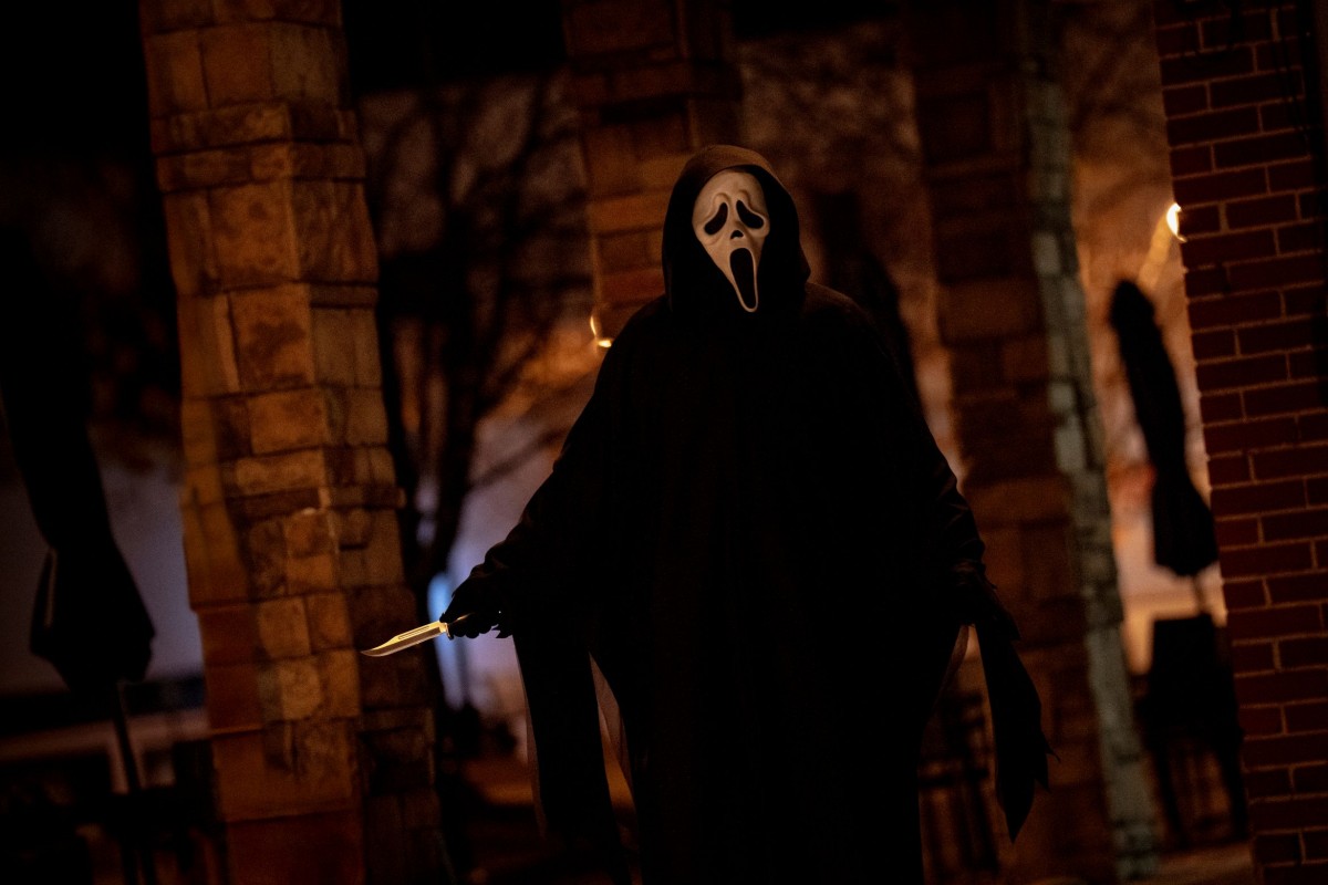 Scream 7 (© Paramount Pictures) Ghostface-tappaja vaanii puukon kanssa elokuvassa Scream 7 (© Paramount Pictures)