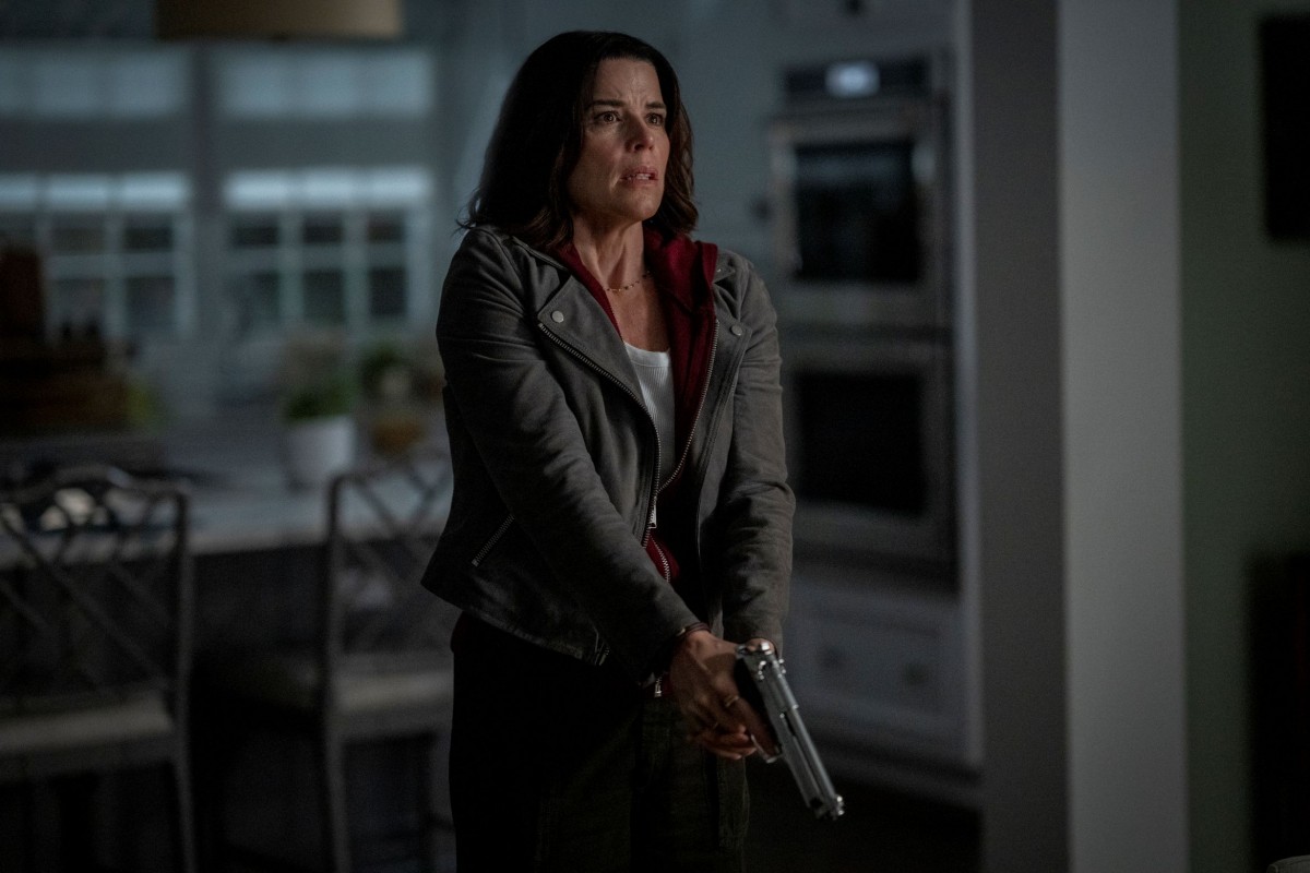 Scream 7 (© Paramount Pictures) Neve Campbell seisoo pistooli kädessä elokuvassa Scream 7 (© Paramount Pictures)