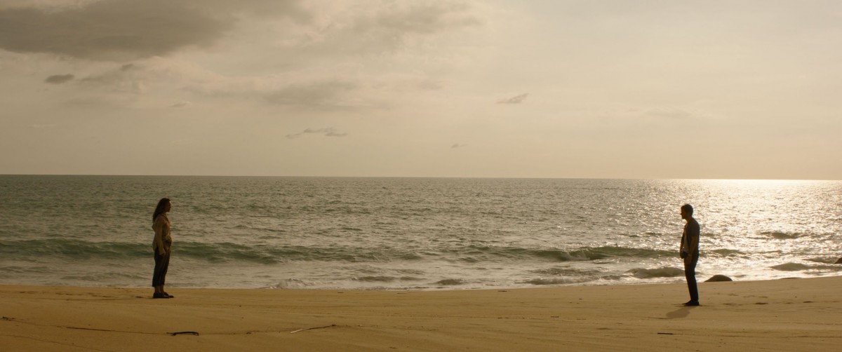 Kaksi ihmistä katsoo toisiaan rannalla elokuvassa Send Help (© 20th Century Studios)