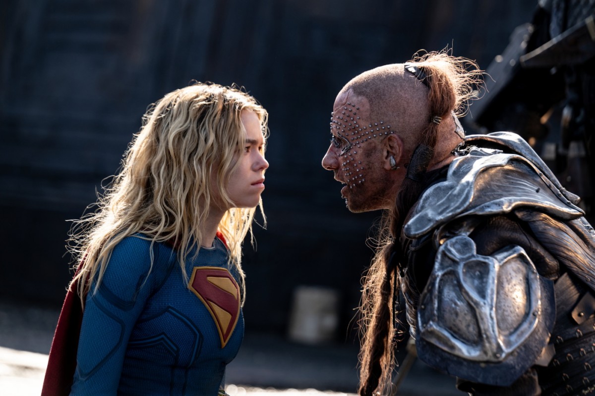 Milly Alcock ja Matthias Schoenaerts katsovat toisiaan elokuvassa Supergirl (@ Warner Bros. Entertainment)