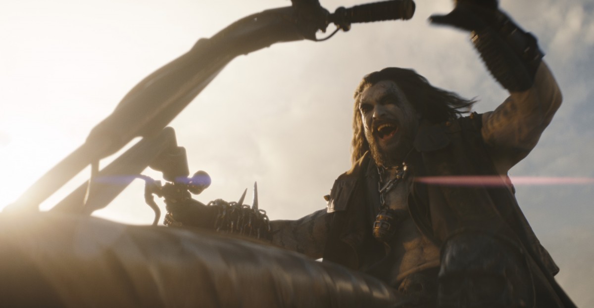 Jason Momoa Lobona ajaa prätkää elokuvassa Supergirl (@ Warner Bros. Entertainment)
