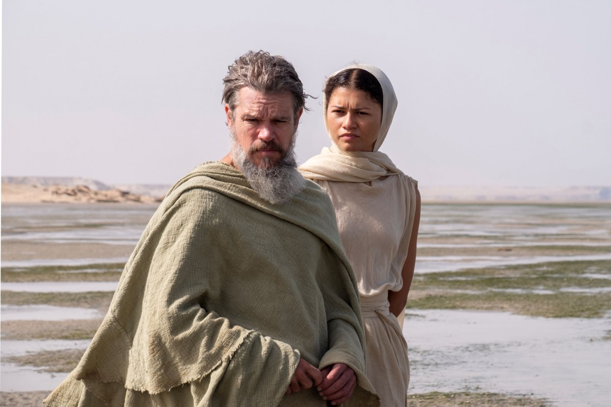Matt Damonin esittämä Odysseys ja Zendayan esittämä Athene seisovat rannalla elokuvassa The Odyssey (@ Universal Studios)