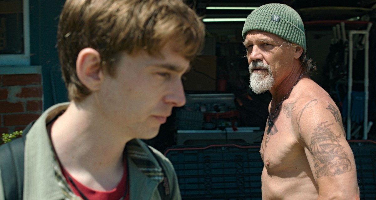Austin Abrams ja Josh Brolin katsovat toisiaan elokuvassa Whalefall (© Disney)