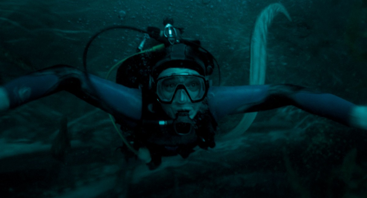 Austin Abrams on joutumassa kaskelotin syömäksi elokuvassa Whalefall (© Disney)