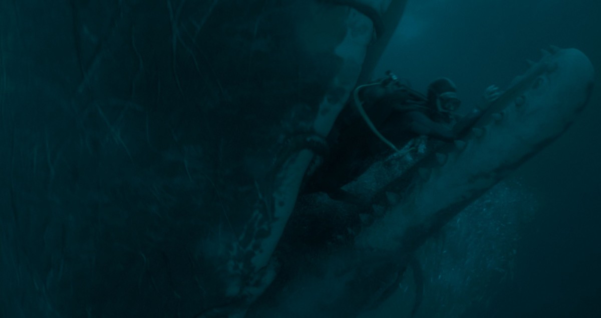 Austin Abrams on joutumassa kaskelotin syömäksi elokuvassa Whalefall (© Disney)