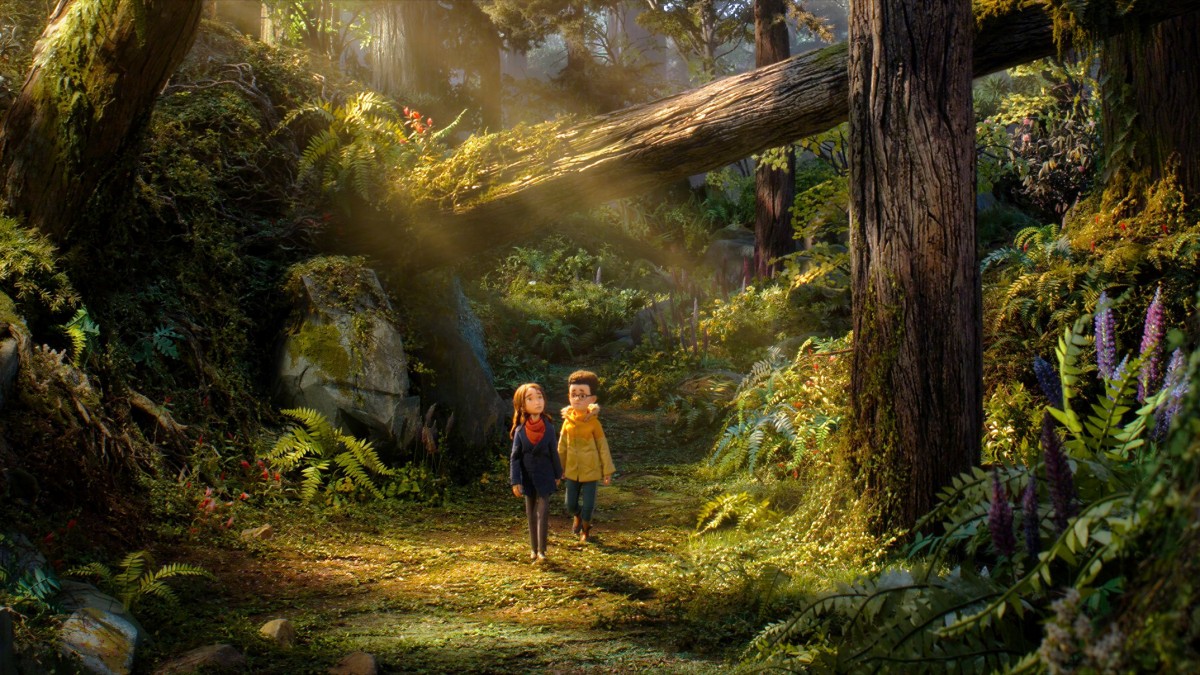Wildwood - Sysimetsä (© SF Studios) Päähenkilöt kävelevät metsän siimeksessä elokuvassa Wildwood - Sysimetsä (© SF Studios)