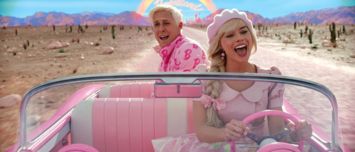 Barbie-elokuvan päähenkilöt autossa