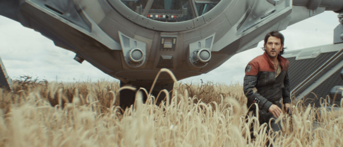 Andor-sarjan päähenkilö Diego Luna avaruusaluksen edessä viljapellolla (© Lucasfilm Ltd)