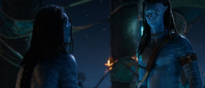 Jake Sully katsoo toista na'via Avatar: Fire and Ash -elokuvassa (© 20th Century Studios)