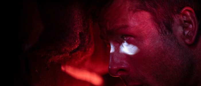 Glen Powell katsoo rakosesta The Running Man -elokuvassa ( © Paramount Pictures)