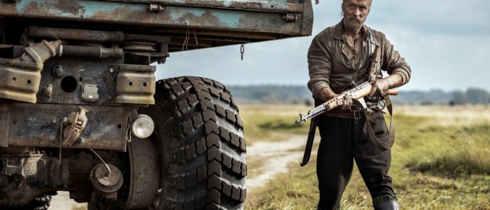 Sisu 2 ( © CTMG, Inc) Jorma Tommila seisoo rekan vieressä kivääri kädessä elokuvassa Sisu 2 ( © CTMG, Inc)