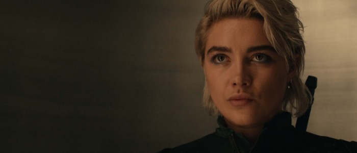 Florence Pugh katsoo tuimana elokuvassa Thunderbolts* ( © Marvel)