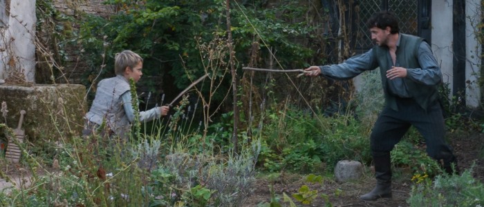 Hamnet (© Focus Features) Paul Mescal ja Jacobi Jupe miekkailevat takapihalla elokuvassa Hamnet (© Focus Features)