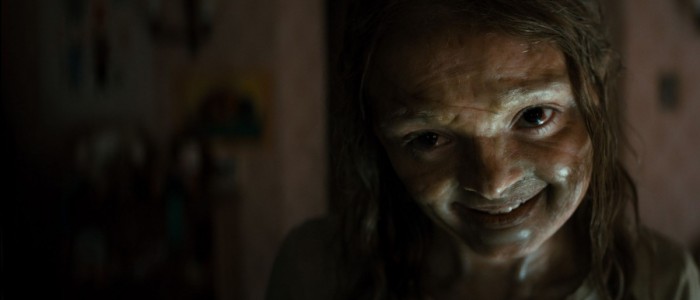 Lee Cronin's The Mummy -elokuvan muumio katsoo hymyillen suoraan kameraan (© Warner Bros. Pictures)