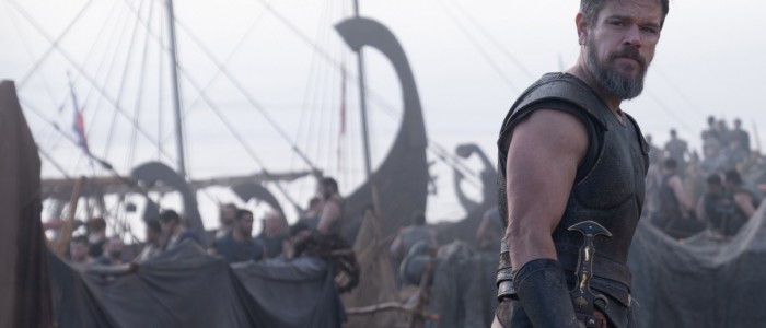Matt Damonin esittämä Odysseys seisoo rannalla katsoen kauaksi elokuvassa The Odyssey (@ Universal Studios)