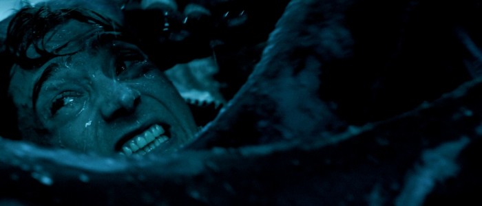 Austin Abrams taistelee jättiläiskalmaria vastaan elokuvassa Whalefall (© Disney)